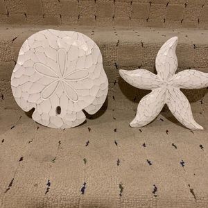 Small wall hangings. I had in a powder room.